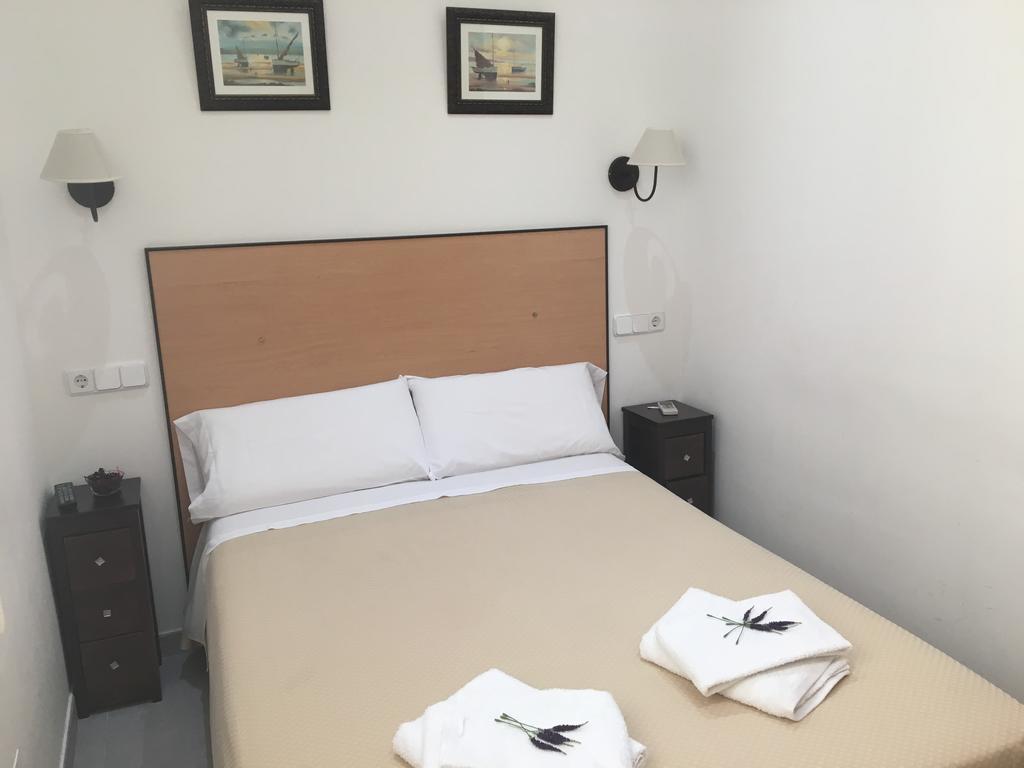 Hostal R. Lido Madrid Exteriör bild