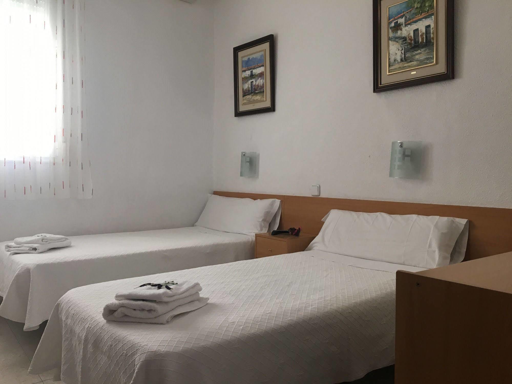 Hostal R. Lido Madrid Exteriör bild