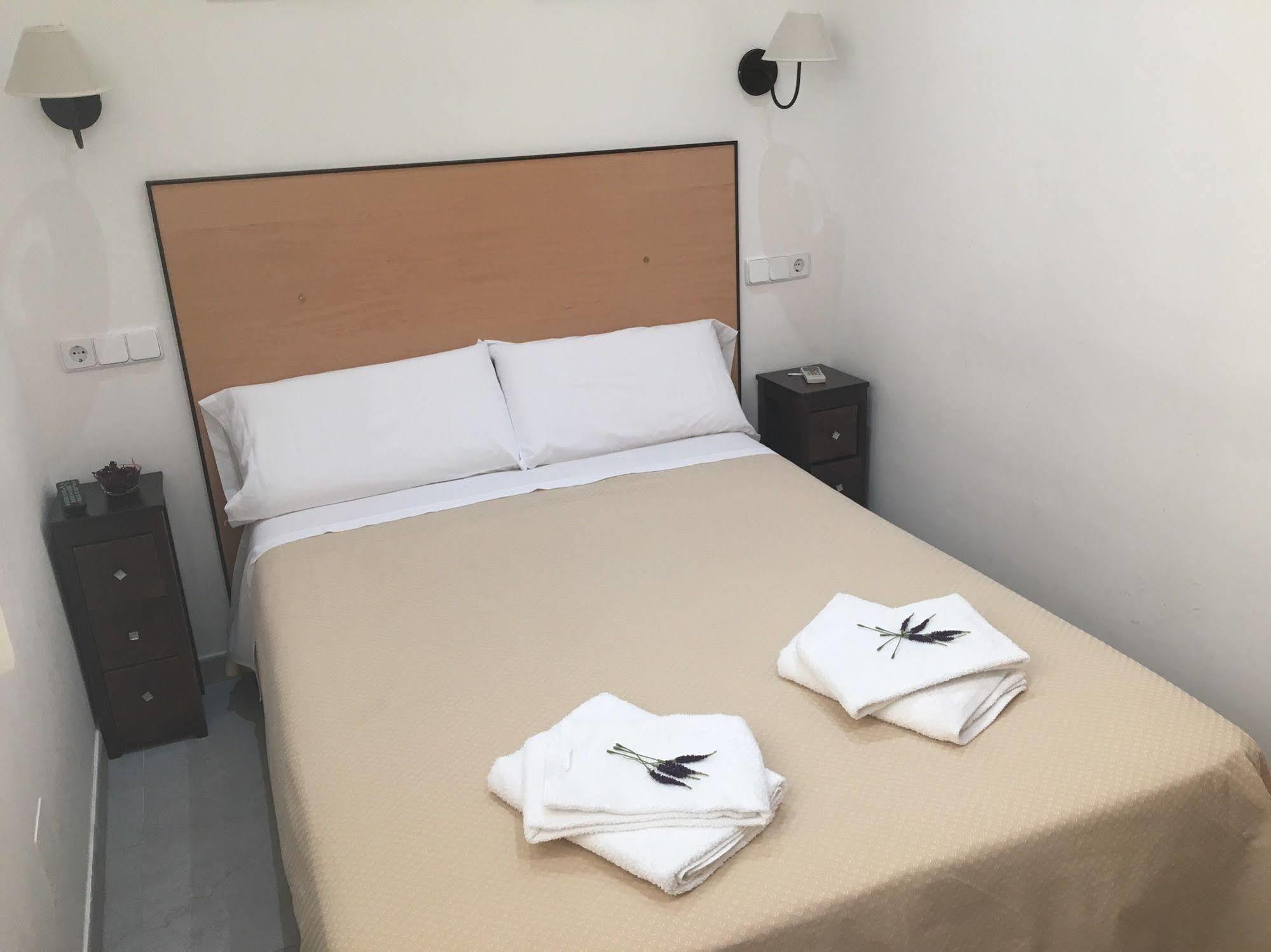 Hostal R. Lido Madrid Exteriör bild