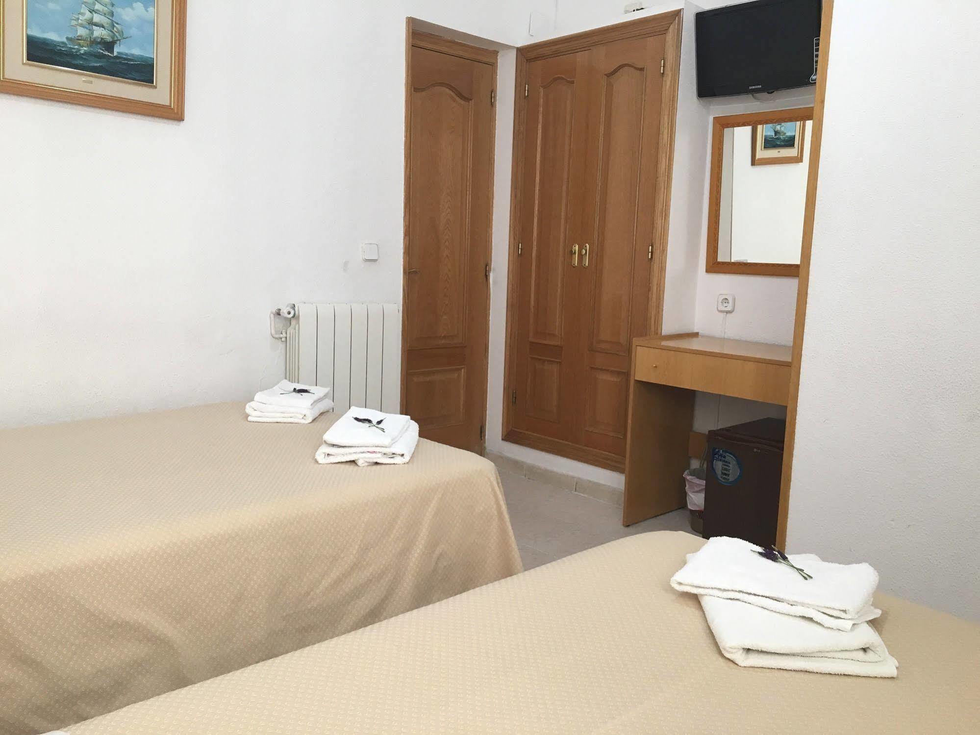 Hostal R. Lido Madrid Exteriör bild
