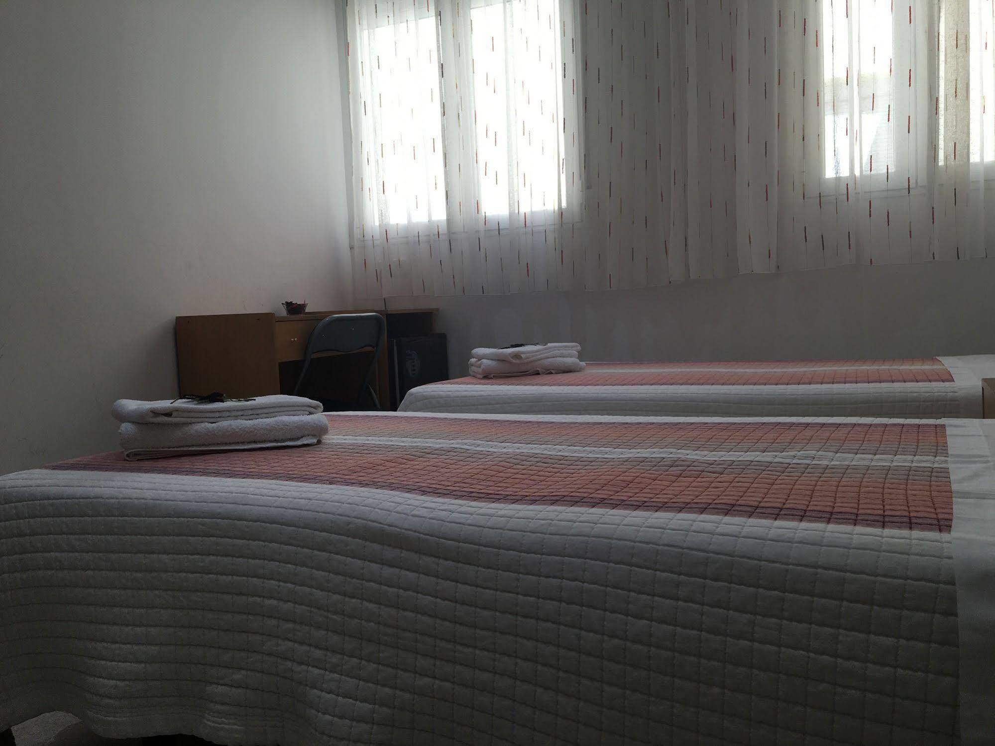 Hostal R. Lido Madrid Exteriör bild