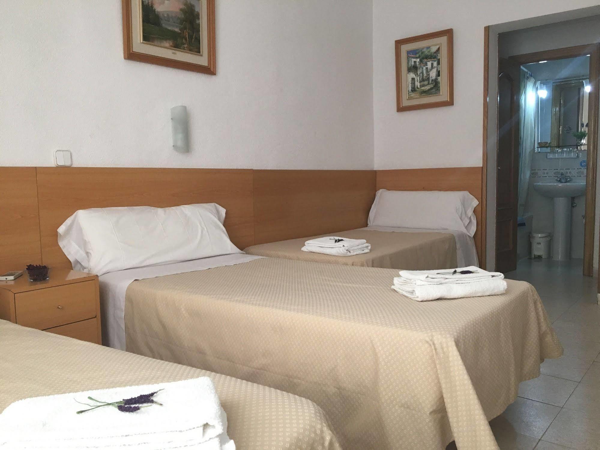 Hostal R. Lido Madrid Exteriör bild