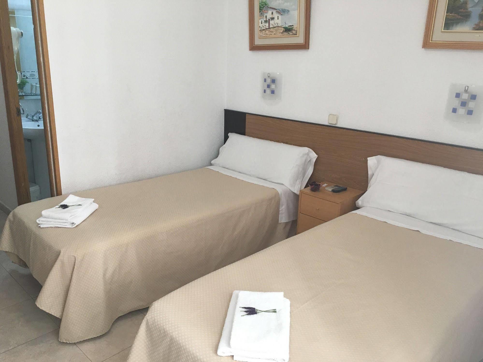 Hostal R. Lido Madrid Exteriör bild