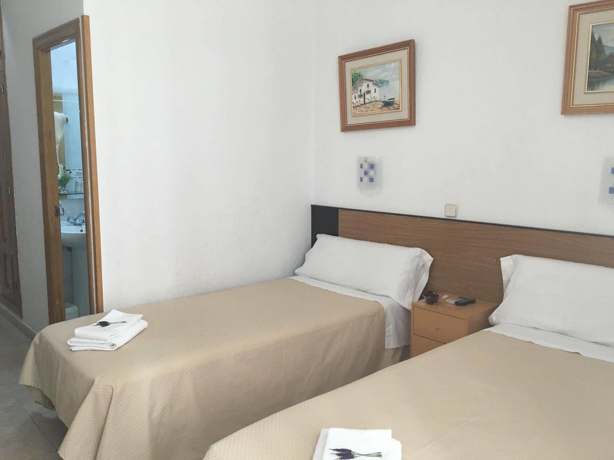 Hostal R. Lido Madrid Exteriör bild