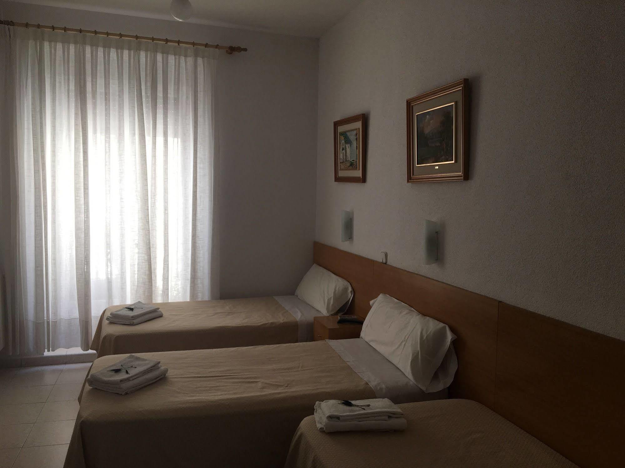 Hostal R. Lido Madrid Exteriör bild