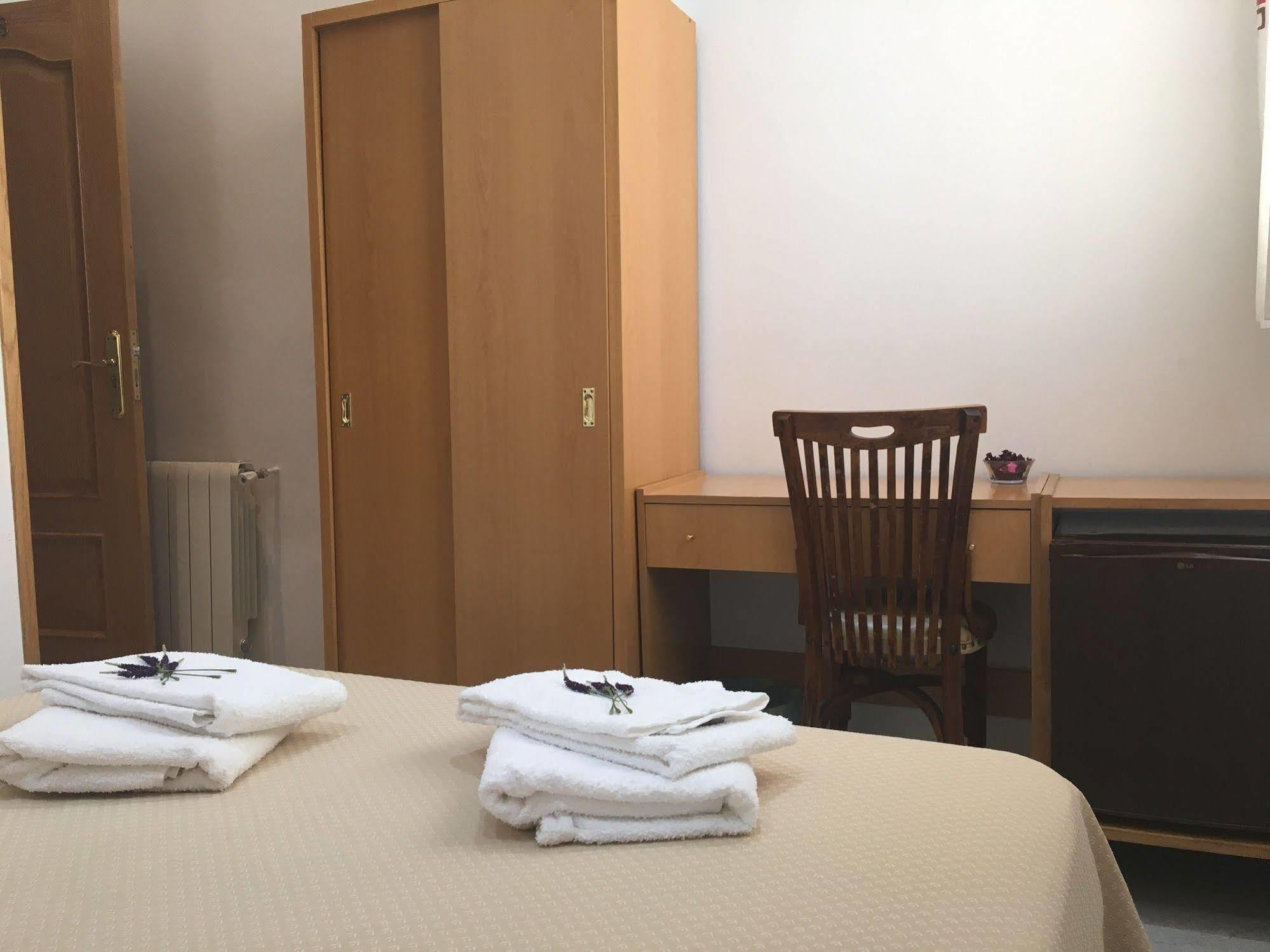 Hostal R. Lido Madrid Exteriör bild
